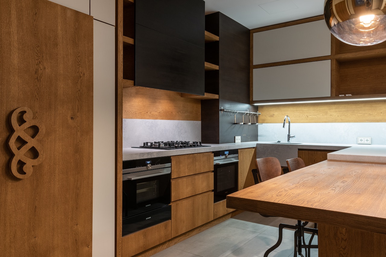 cuisine noire et bois en forme U