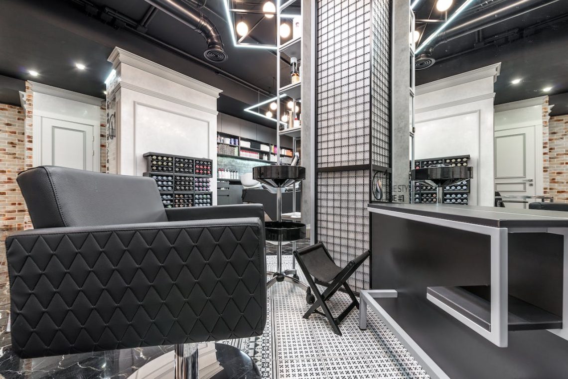 Le petit salon de coiffure moderne