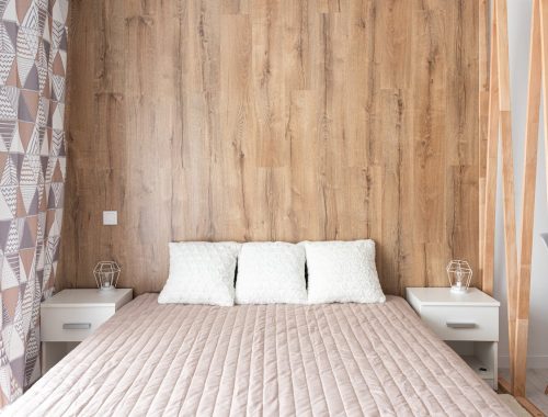 une tête de lit avec rangement