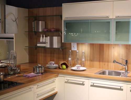 un choix astucieux pour rénover une crédence de cuisine avec la peinture