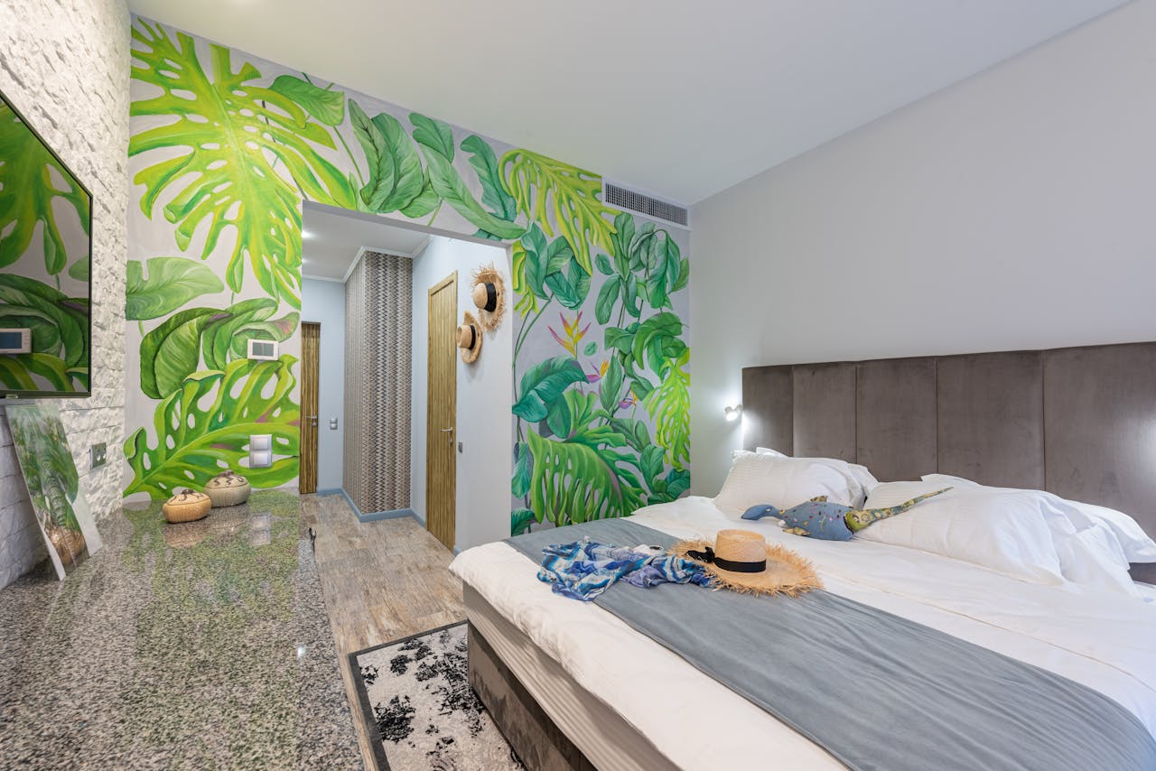 les Papiers peints fleuris pour revigorer votre intérieur avec des motifs floraux.