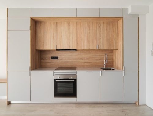 Cuisine en bois et blanc pour créer un espace moderne et chaleureux