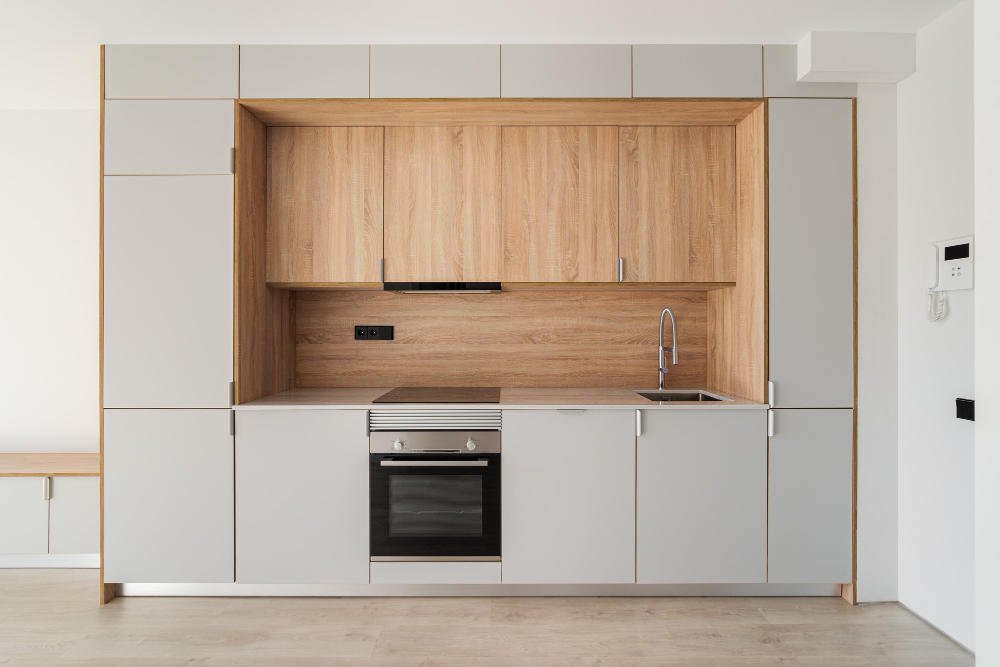 Cuisine en bois et blanc pour créer un espace moderne et chaleureux
