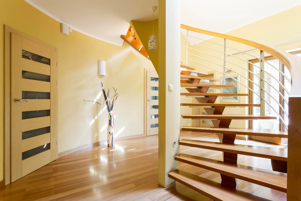 un espace lecture chaleureux et pratique sous votre escalier