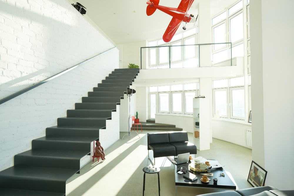 un espace lecture pratique sous votre escalier